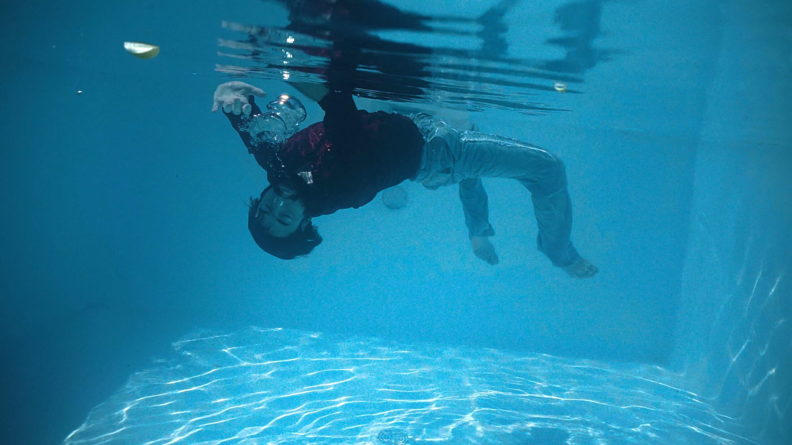 Apa Are Gust De Soare