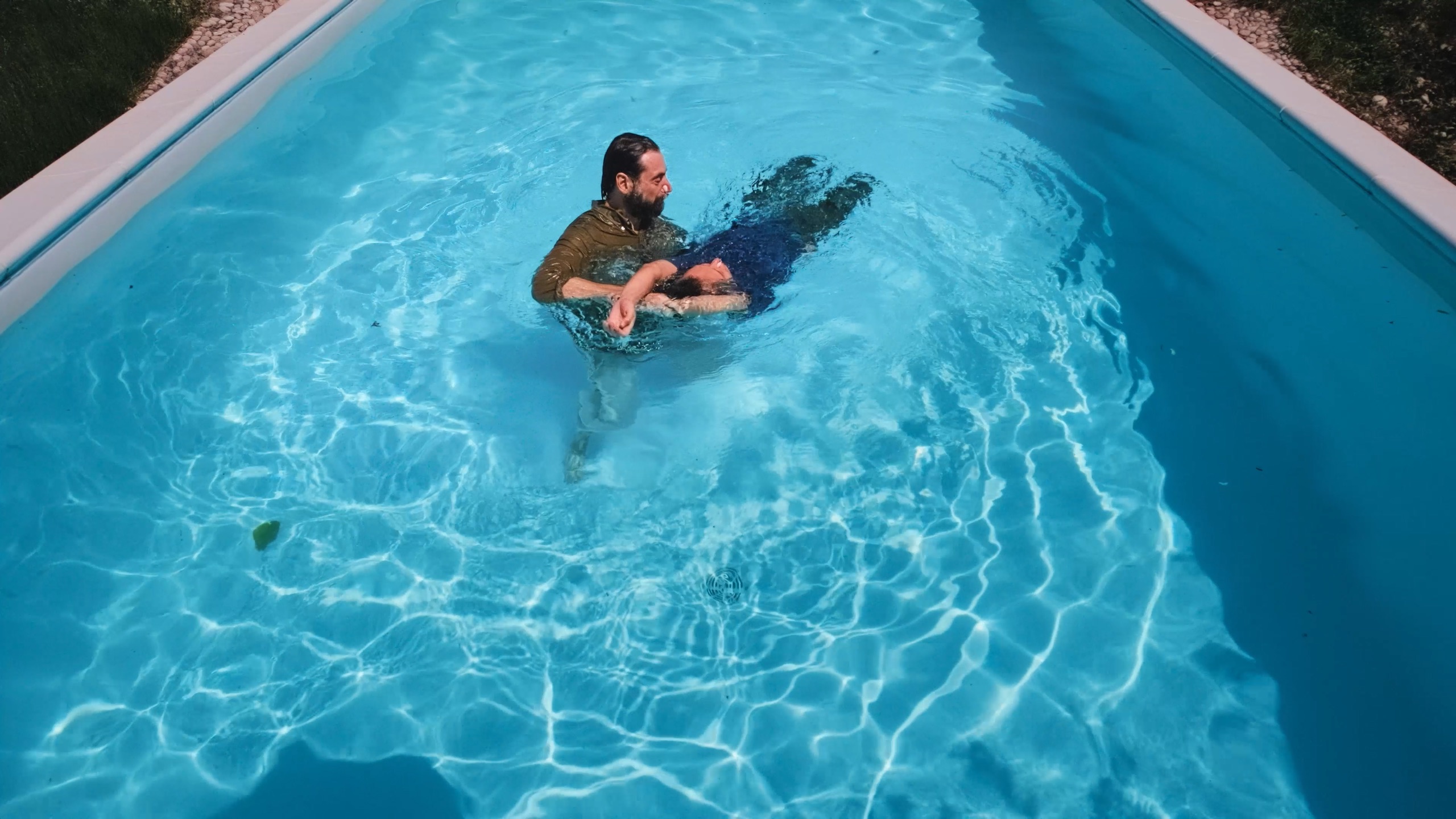 Apa Are Gust De Soare