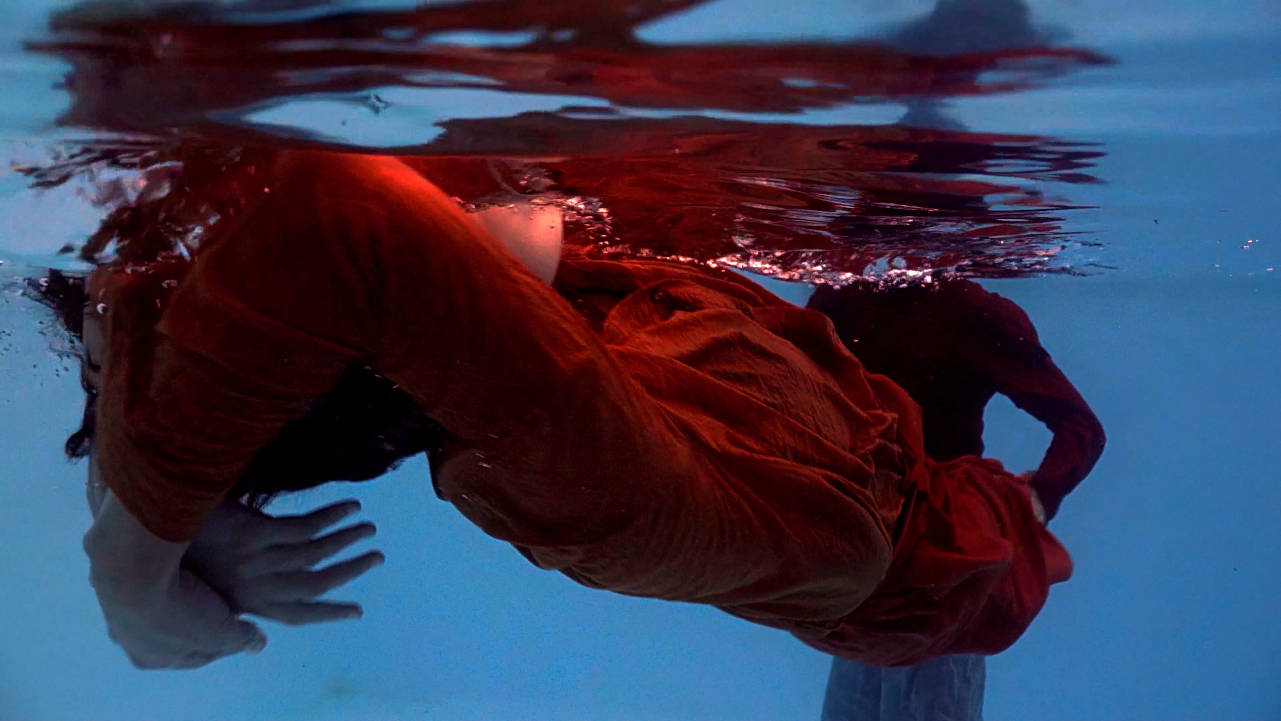 Apa Are Gust De Soare